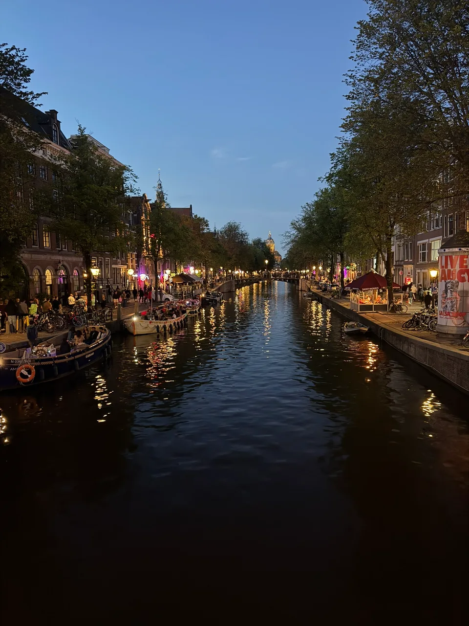 Um canal de Amsterdã iluminado à noite