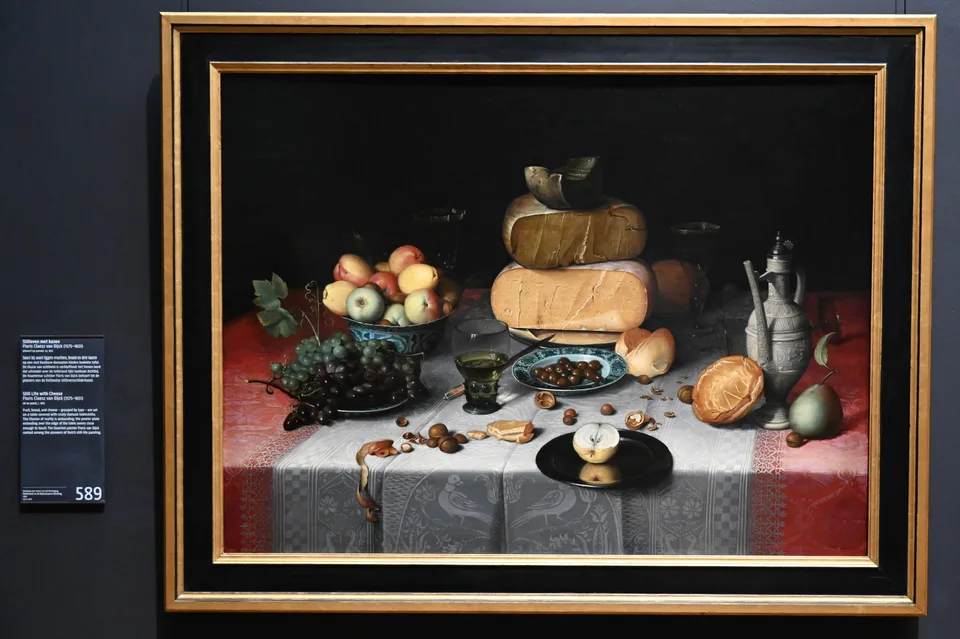 Uma natureza-morta holandesa com queijos e pão no Rijksmuseum