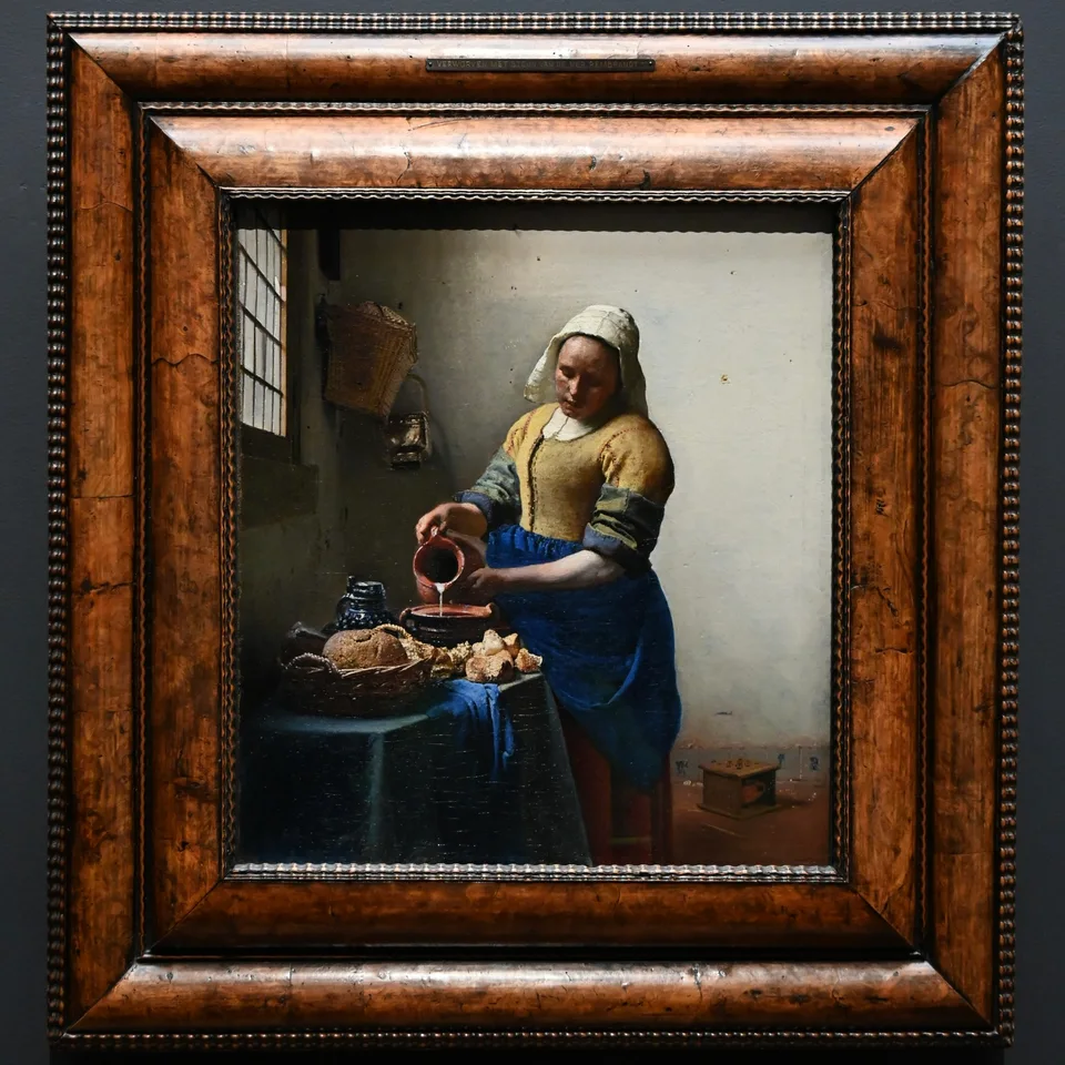 A Leiteira, de Vermeer, exposta em sua moldura