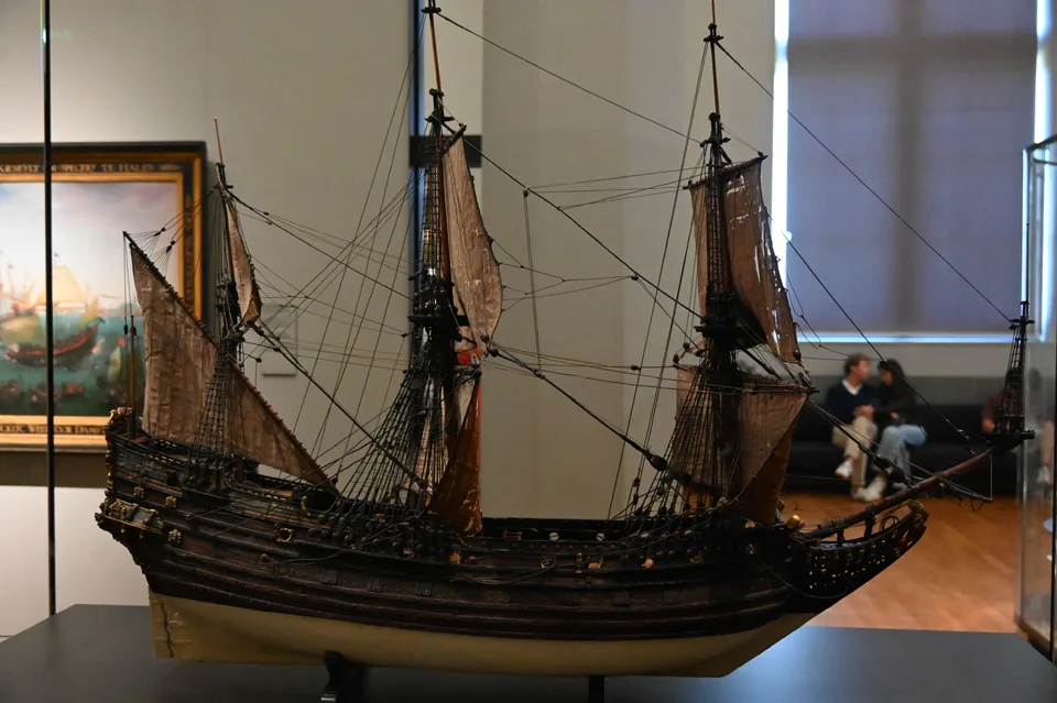 Um modelo detalhado de navio à vela exposto no Rijksmuseum