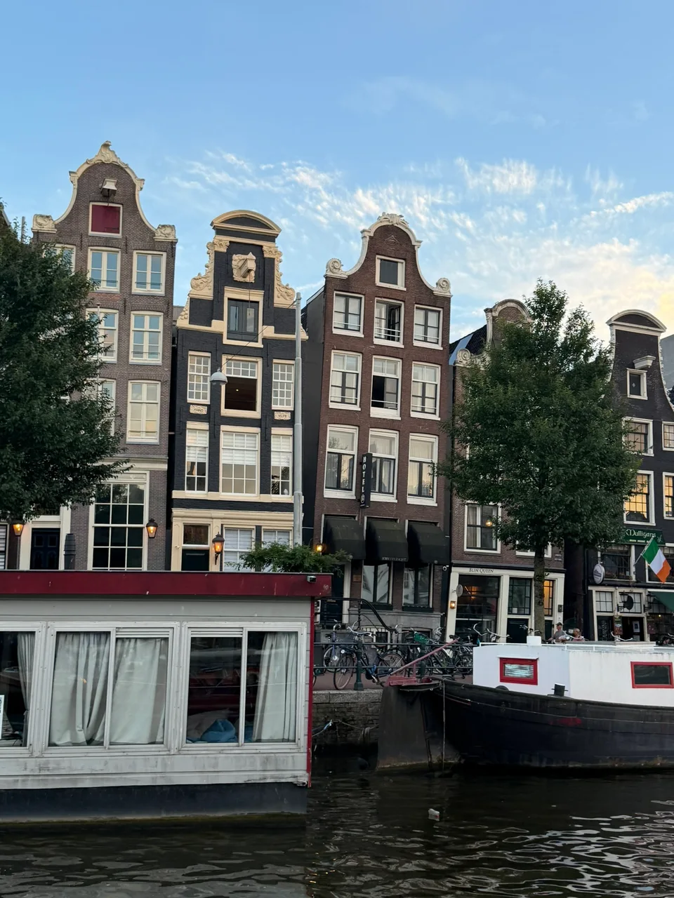 Casas de frontão junto ao canal e uma casa flutuante ancorada