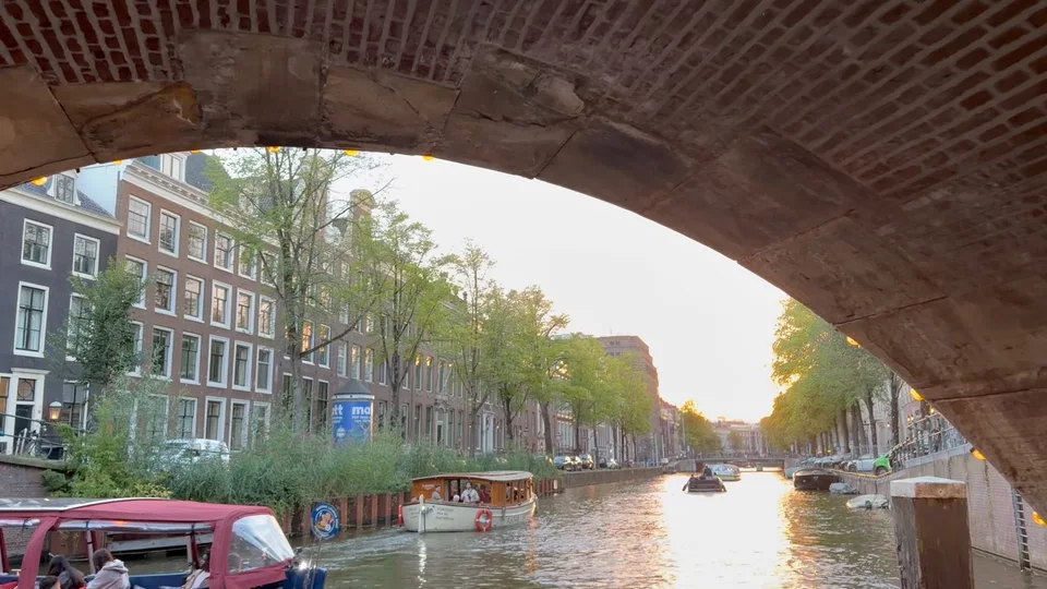Um canal e uma ponte de tijolos vistos sob outra ponte