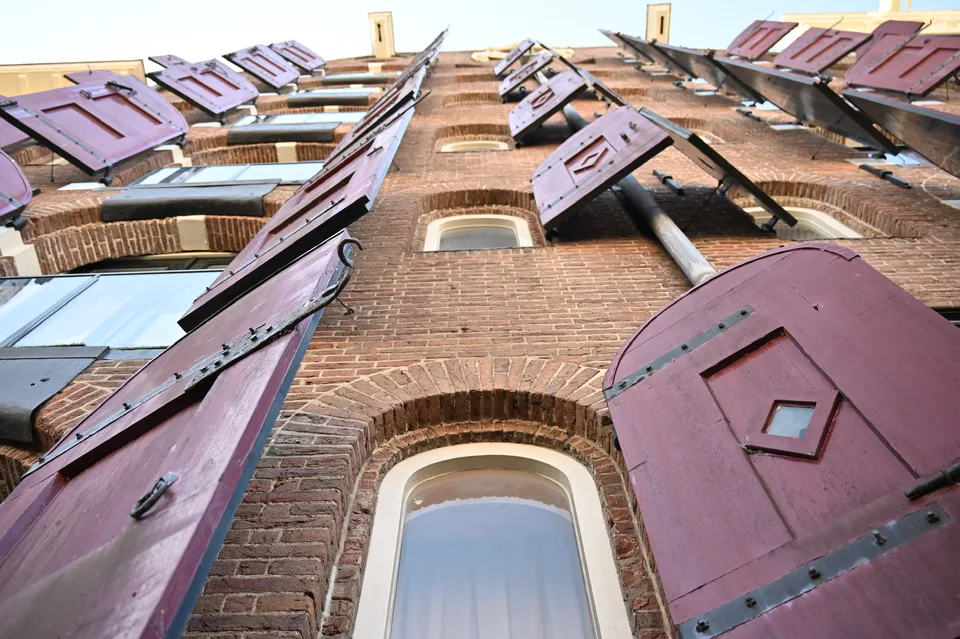 Fachadas altas de Amsterdã fotografadas de baixo para cima
