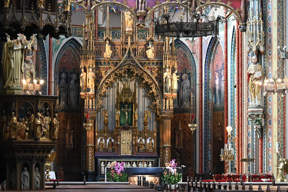 O interior gótico ornamentado da igreja De Krijtberg