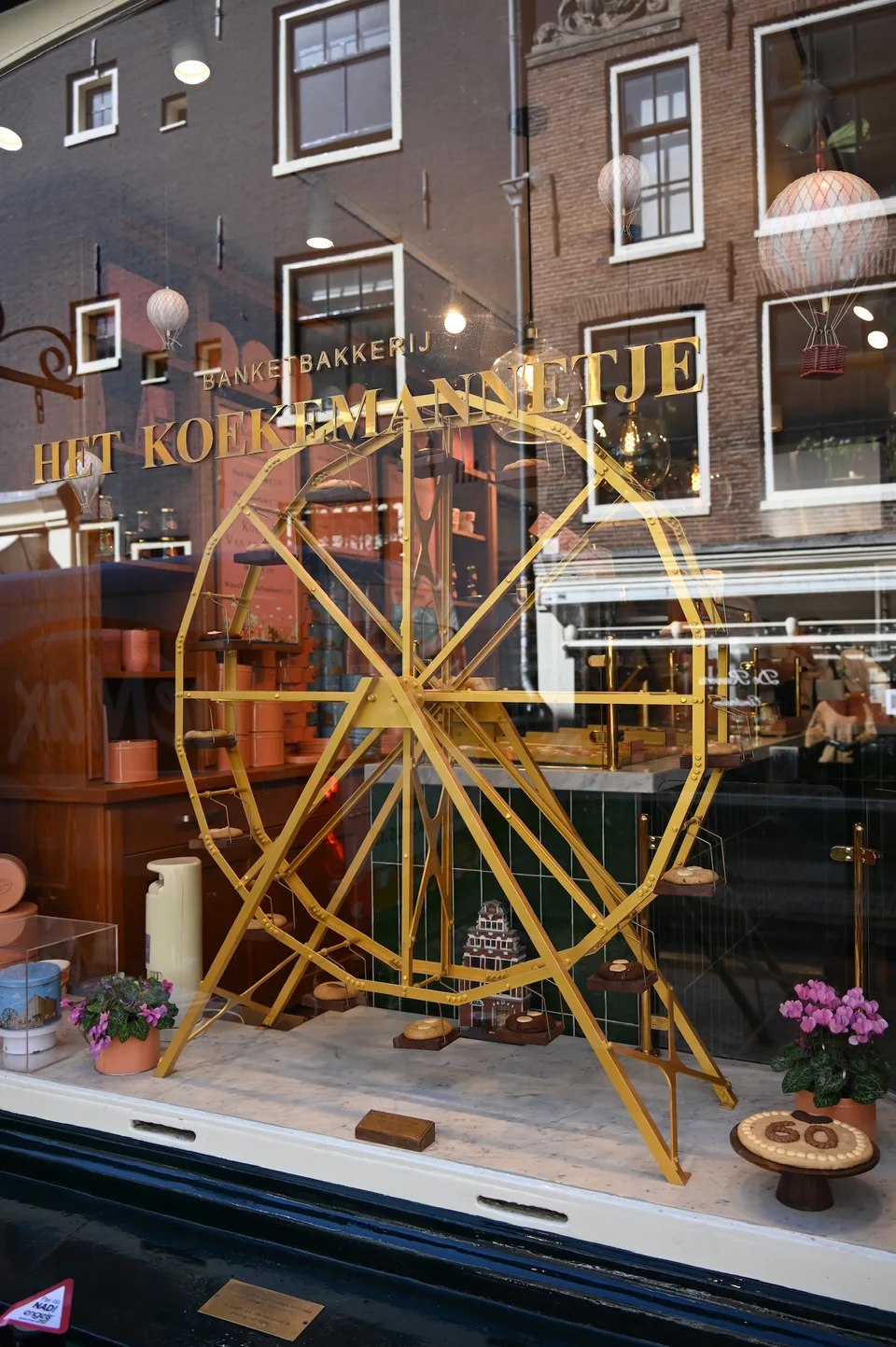 Uma bicicleta amarela grande na vitrine de uma loja