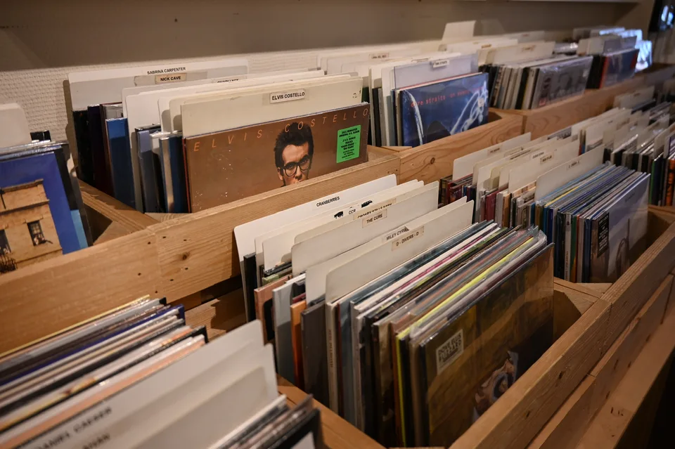 Fileiras de discos de vinil em uma loja