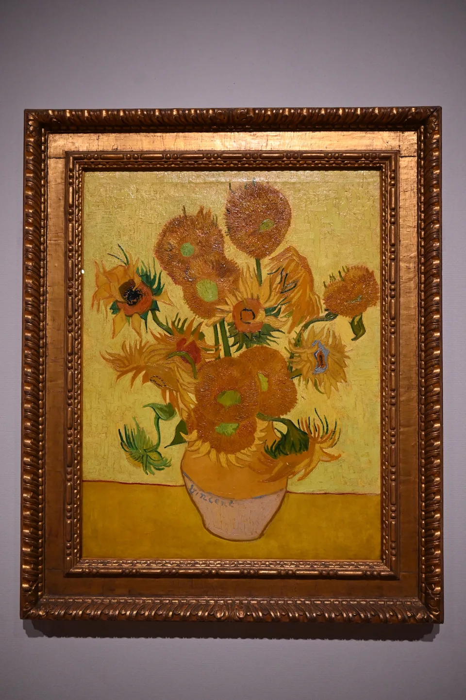 Girassóis, de Van Gogh, em uma moldura dourada
