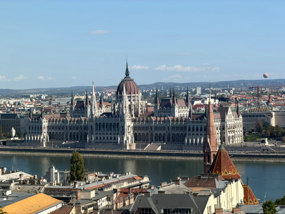O Parlamento húngaro do outro lado do Danúbio visto da Colina do Castelo