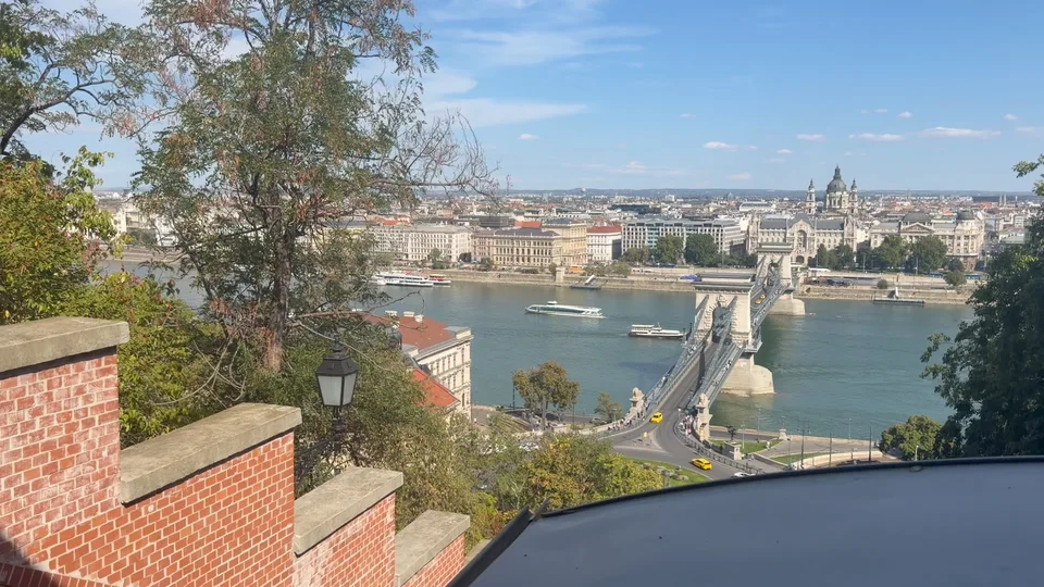 A Ponte das Correntes e o Danúbio vistos entre árvores de Buda