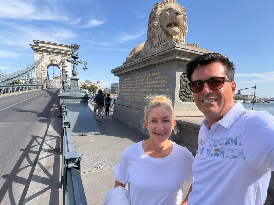 Alex e Kristin junto a um leão de pedra na Ponte das Correntes