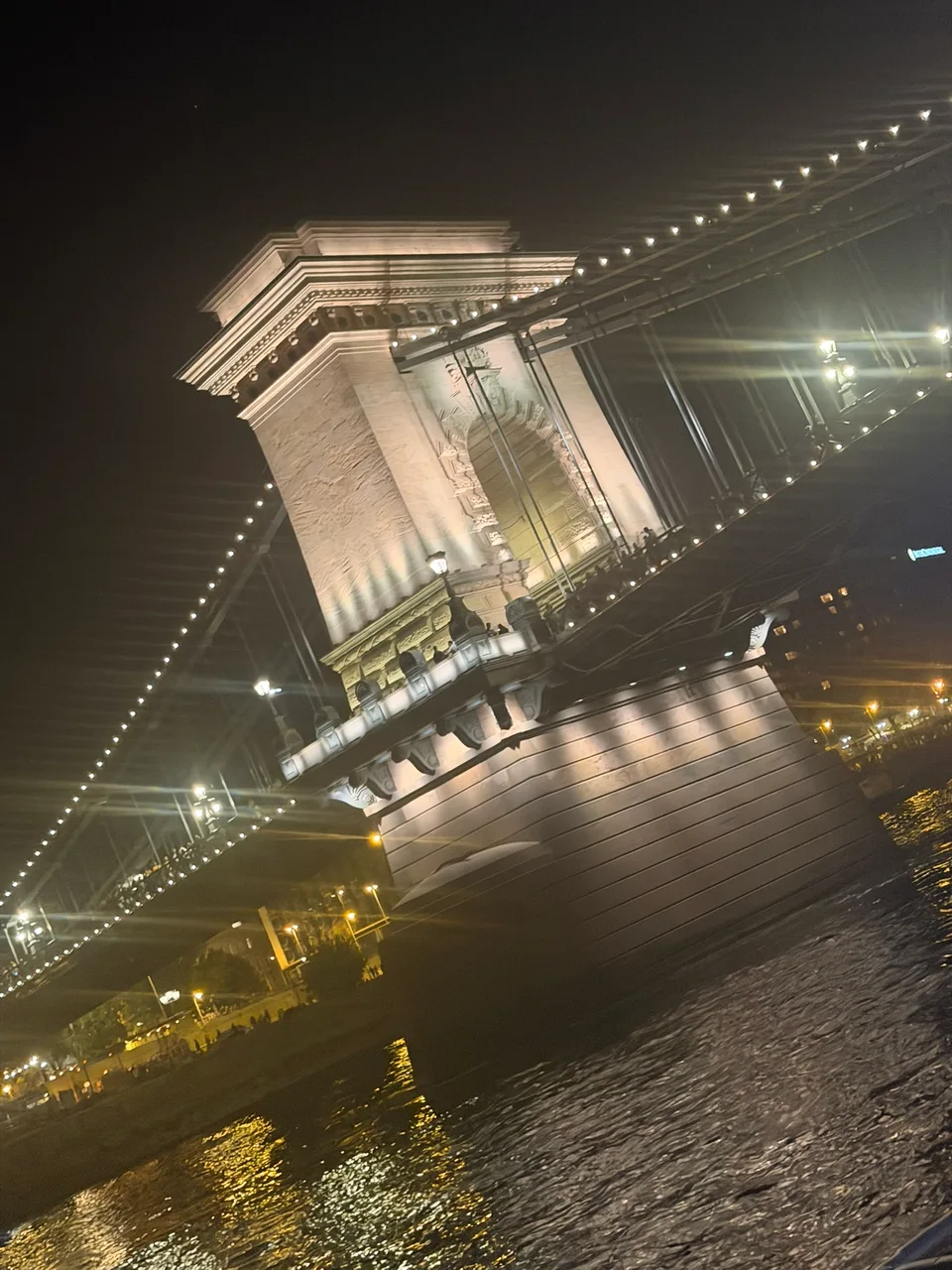 A estrutura de suspensão iluminada da Ponte das Correntes à noite