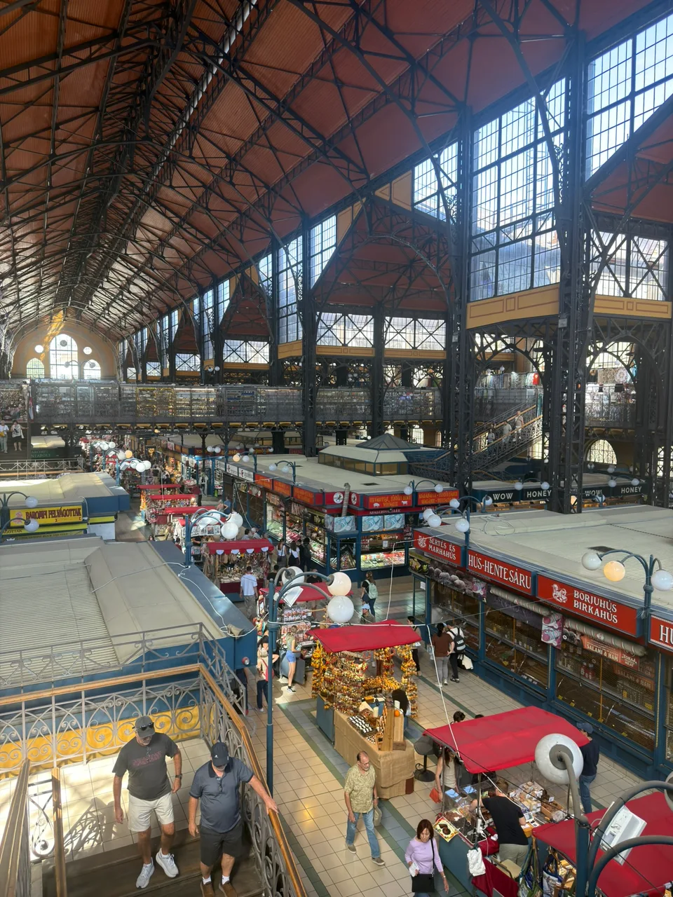 Bancas de alimentos sob o teto de ferro e vidro do Mercado Central de Budapeste