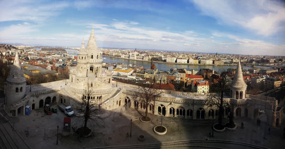 Terraços e torres do Bastião dos Pescadores sobre Budapeste