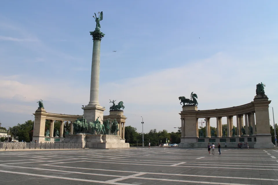 O Monumento do Milênio e as colunatas na Praça dos Heróis