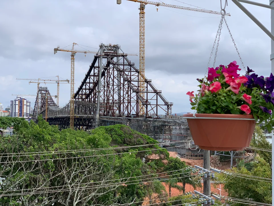 Hercílio Luz Bridge’s steel structure surrounded by restoration works