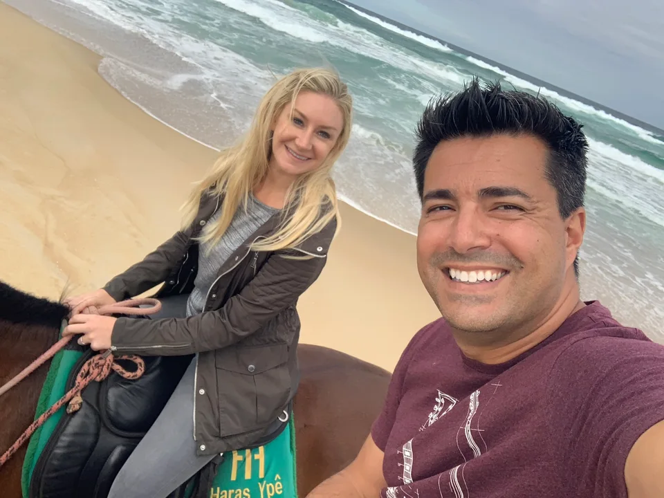 Alex e Kristin juntos, sorrindo para a câmera