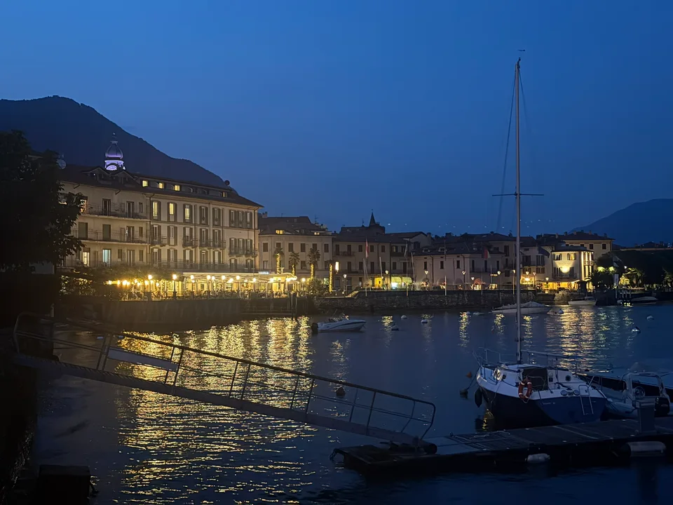 A orla iluminada de Bellagio junto à água azul-escura do entardecer