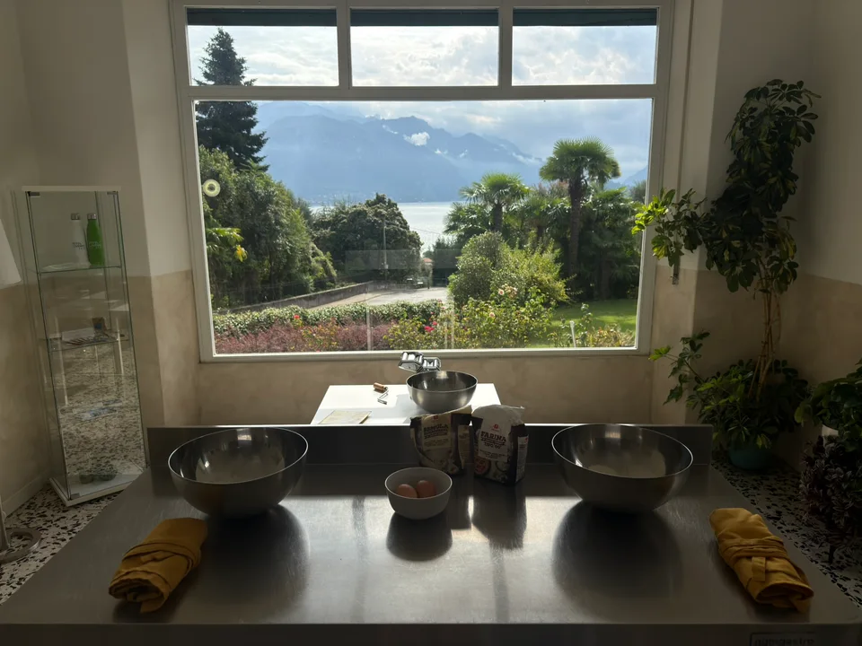 Uma banheira sob uma janela aberta para o Lago de Como