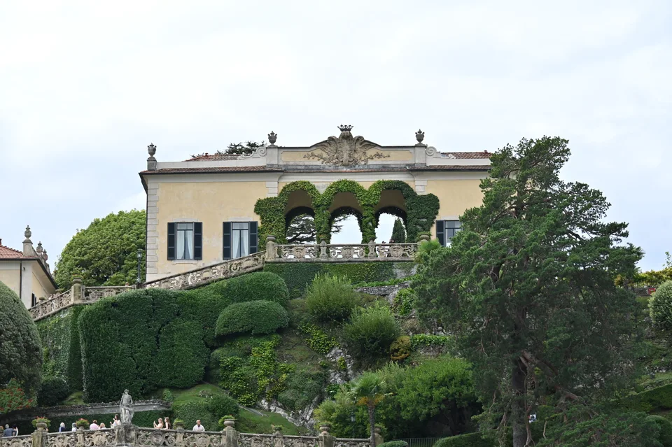 A loggia da Villa del Balbianello sobre os jardins em terraços