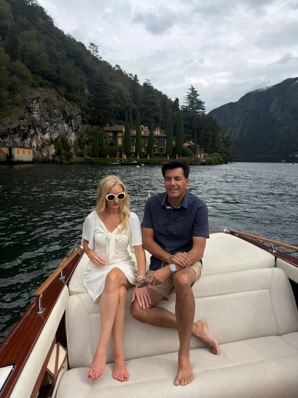 Alex e Kristin juntos na proa de um barco de madeira