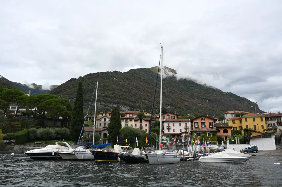 Veleiros ancorados perto de uma igreja à beira do Lago de Como