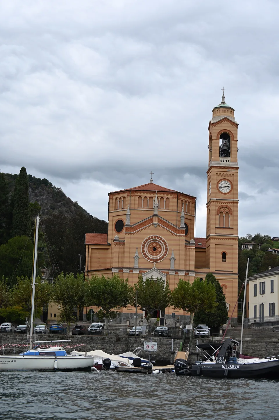 Uma igreja e sua torre vistas do lago