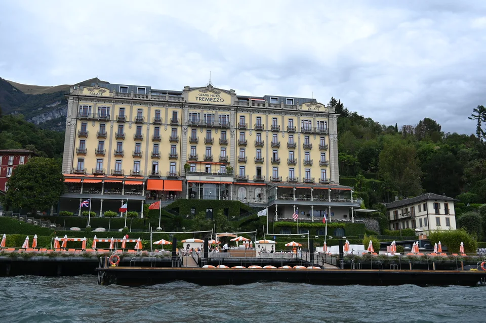 O Grand Hotel Tremezzo sobre seu terraço à beira do lago