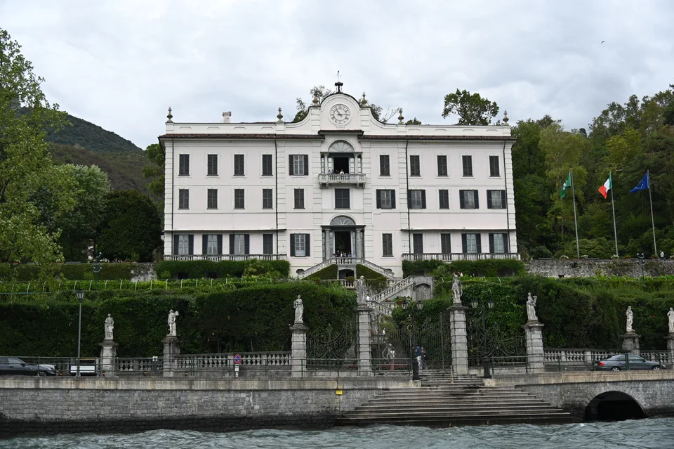 A fachada branca da Villa Carlotta sobre terraços de pedra e jardins