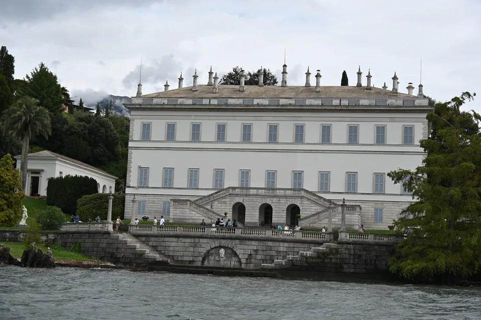 Uma villa branca de estilo clássico vista da água