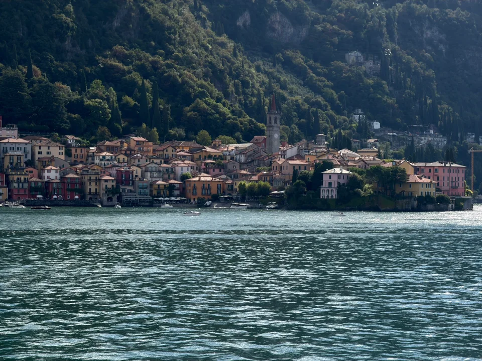 A orla colorida de Varenna sob encostas verdes íngremes