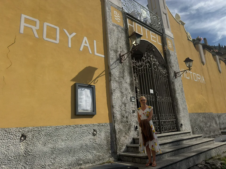 A entrada do Hotel Royal Victoria de Varenna em uma fachada amarela