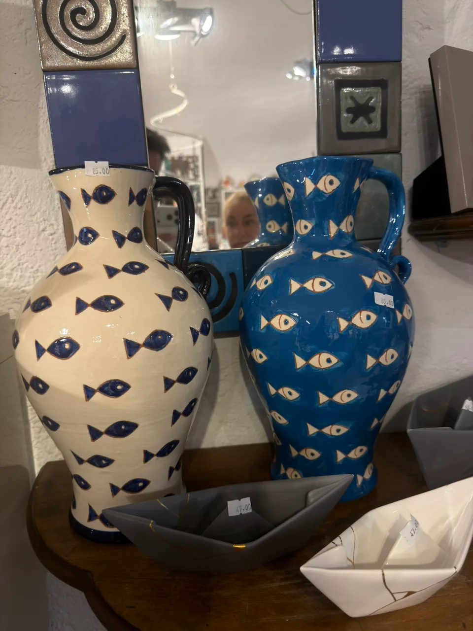 Vasos decorativos de cerâmica azul e branca em uma loja