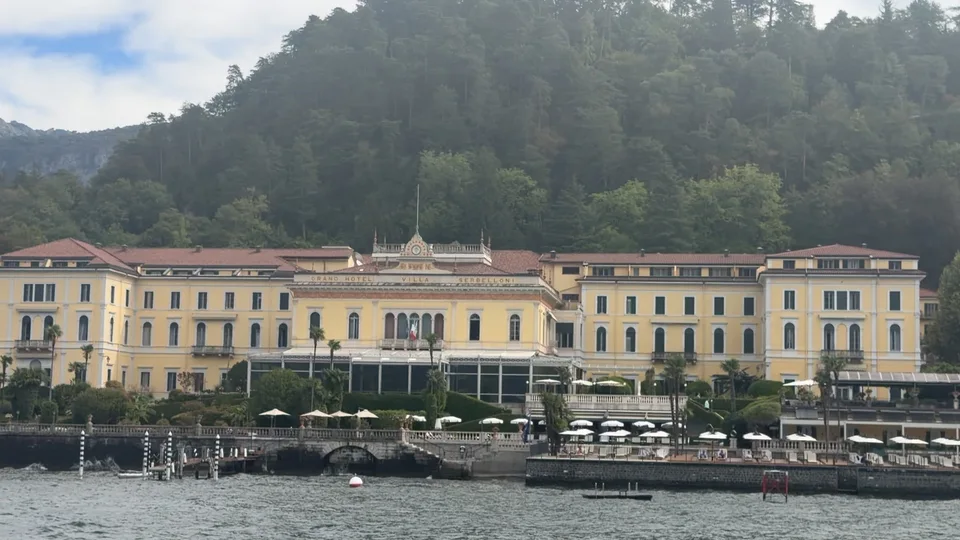 Os edifícios da orla de Bellagio à luz da tarde