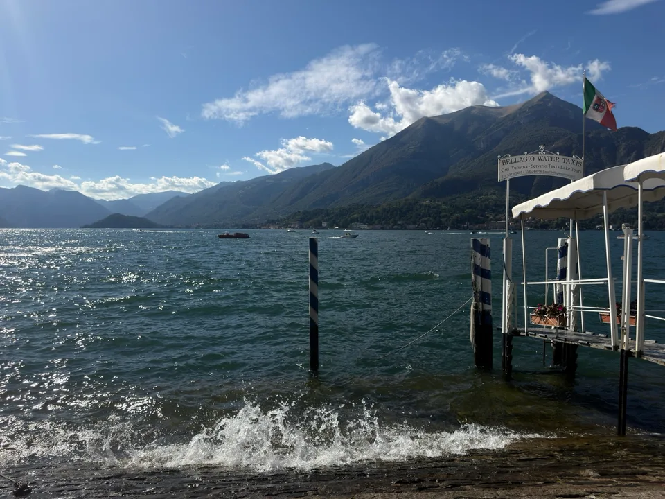 Sol e ondas junto a um ancoradouro à beira do lago