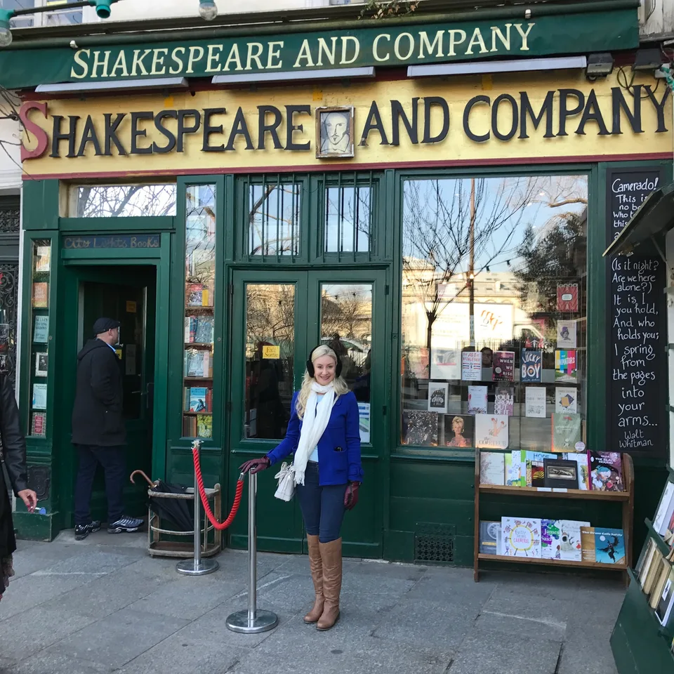 A fachada verde da Shakespeare and Company com livros expostos do lado de fora