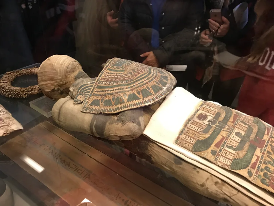 Um caixão egípcio antigo decorado sob vidro no Louvre