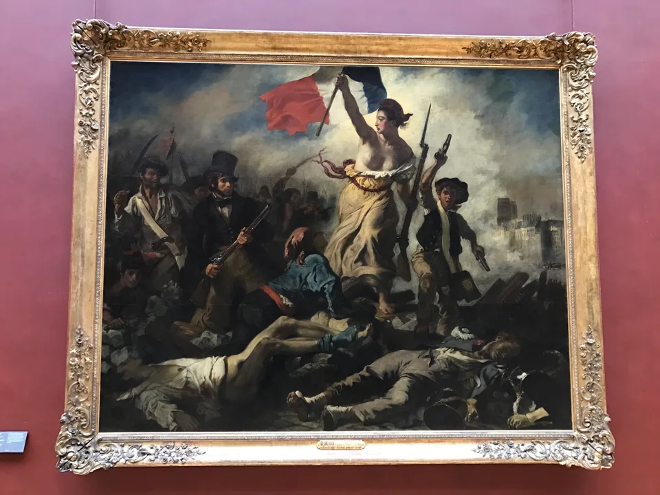 A Liberdade Guiando o Povo, de Delacroix, numa moldura dourada no Louvre