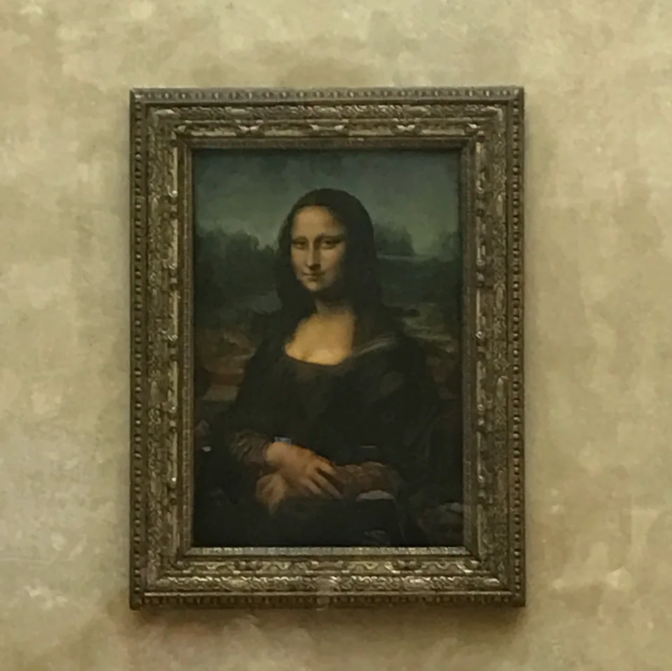 A Mona Lisa de Leonardo da Vinci em sua exposição no museu