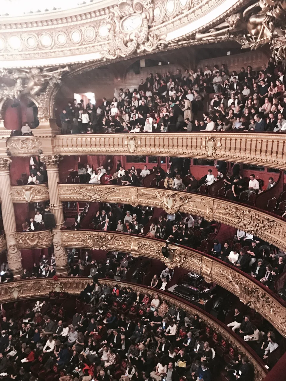 Balcões curvos e fileiras de espectadores no auditório do Palais Garnier