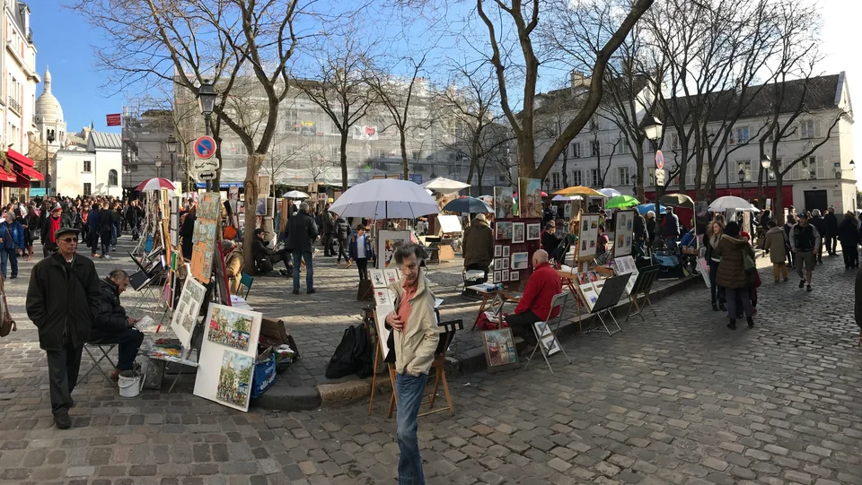 Cavaletes, pinturas e mesas de café ao redor da Place du Tertre