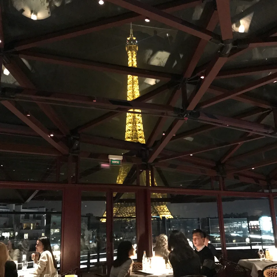 Vigas rebitadas e contraventamentos sob uma plataforma da Torre Eiffel