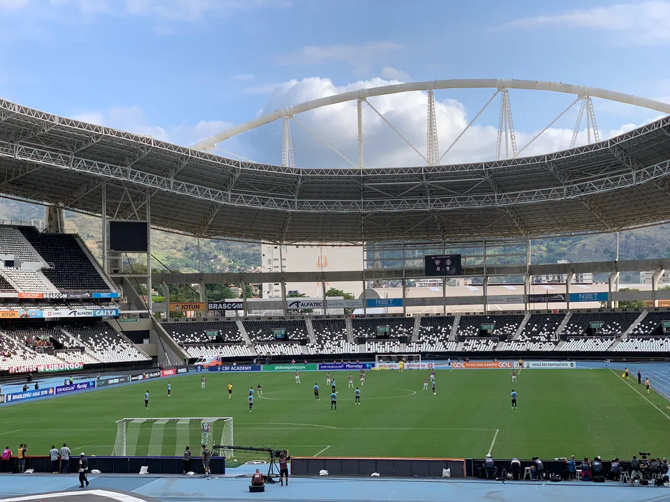 Fluminense and Grêmio players on the pitch inside Estádio Nilton Santos