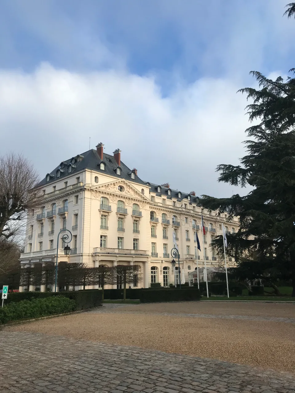 A fachada clara e o telhado de ardósia do Waldorf Astoria Trianon Palace em Versalhes