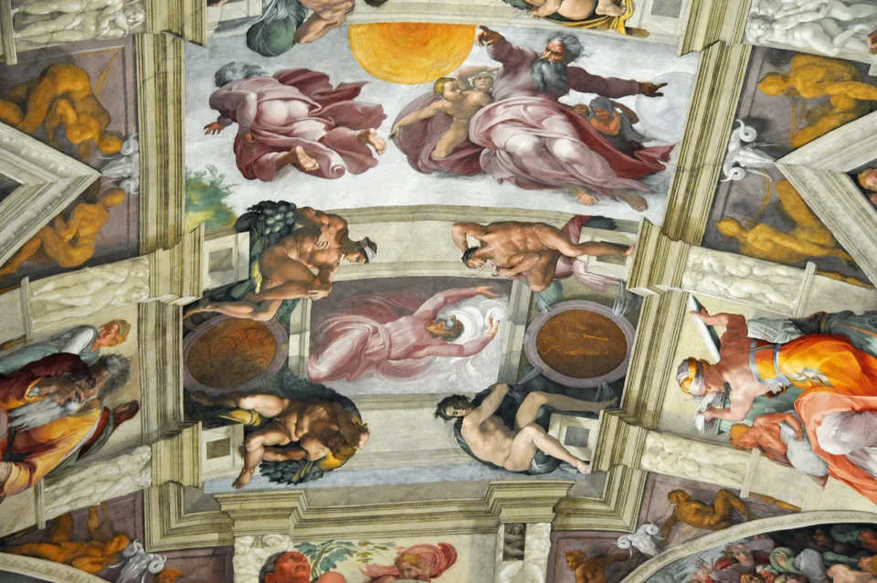 A Criação de Adão de Michelangelo e figuras ao redor no teto da Capela Sistina