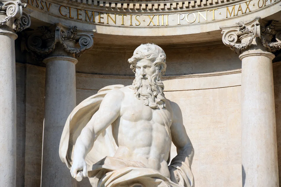 Oceano e a carruagem esculpida em forma de concha no centro da Fontana di Trevi