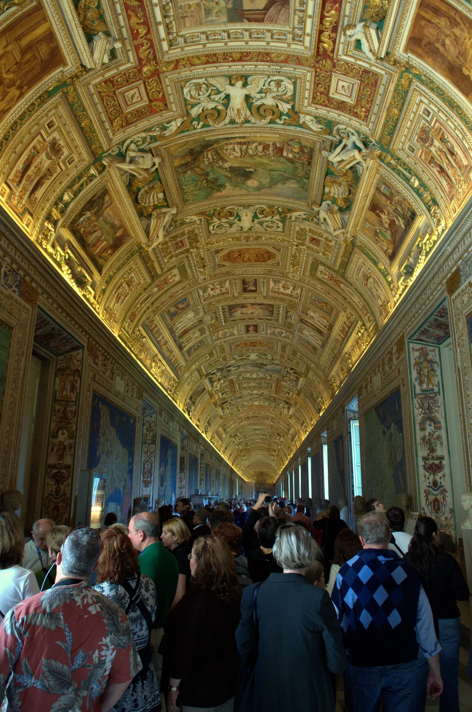 A longa Galeria dos Mapas nos Museus do Vaticano sob um teto abobadado pintado e dourado